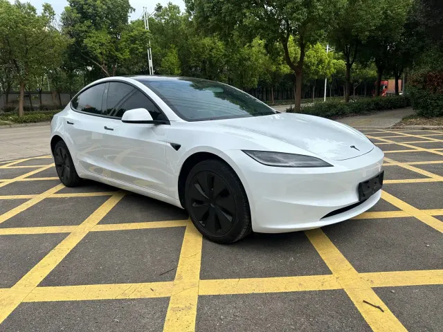 Tesla Model 3 — Фото автомобиля 3