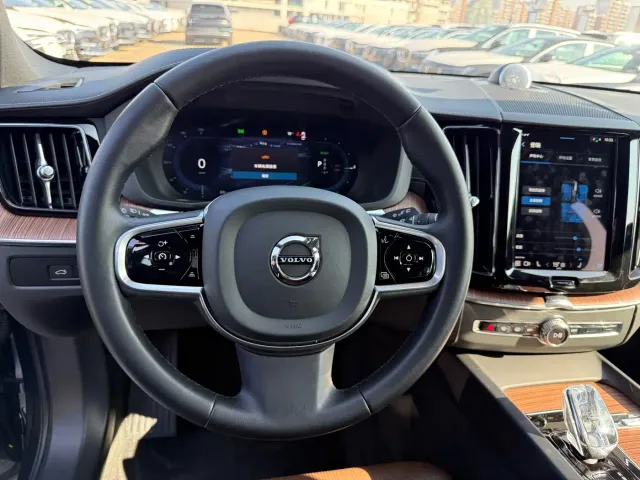 Volvo XC60 — Фото автомобиля 9