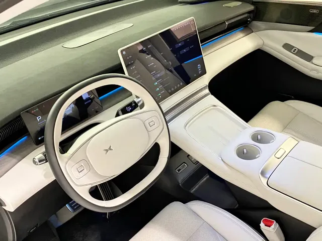 Xpeng X9 — Фото автомобиля 18