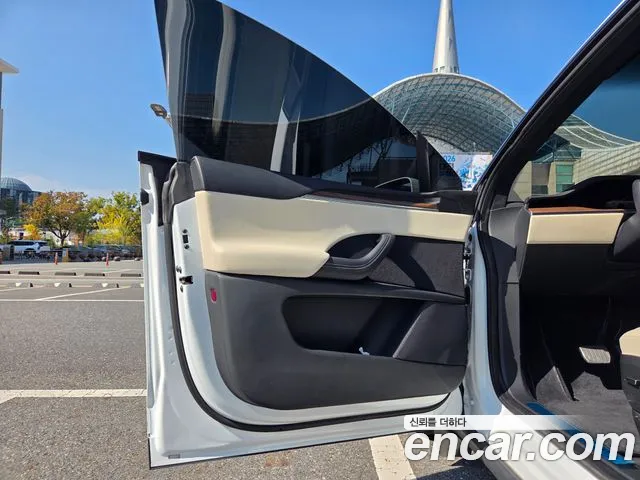 Tesla Model X — Фото автомобиля 8