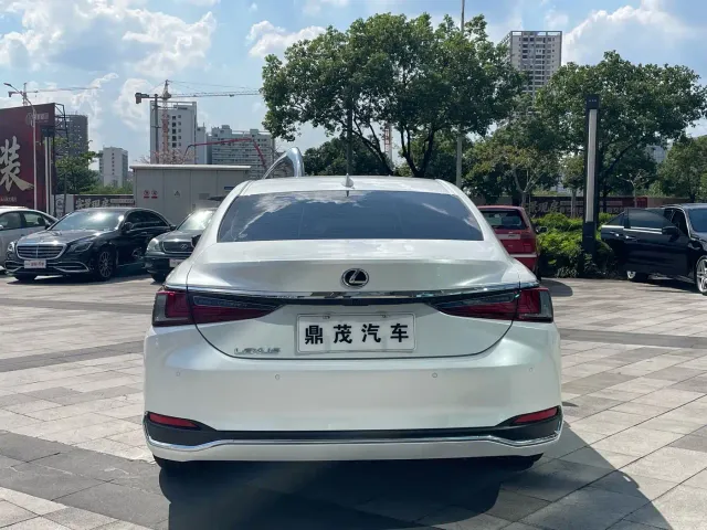 Lexus ES — Фото автомобиля 4