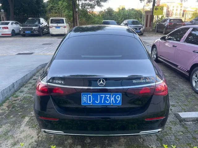 Mercedes-Benz E-Class — Фото автомобиля 3