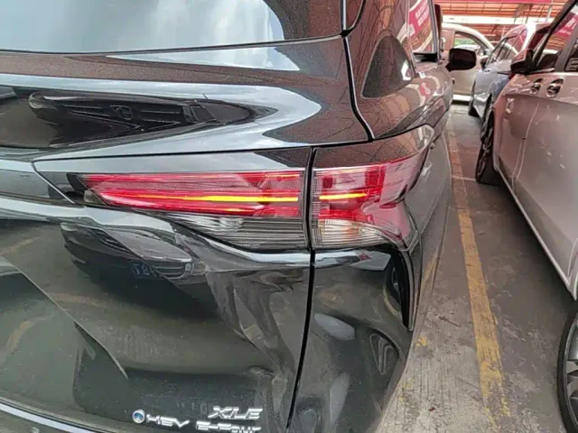 Toyota Sienna — Фото автомобиля 7