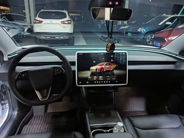 Tesla Model 3 — Фото автомобиля 5