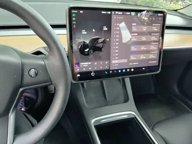 Tesla Model 3 — Фото автомобиля 9