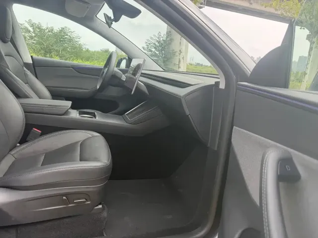 Tesla Model Y — Фото автомобиля 10