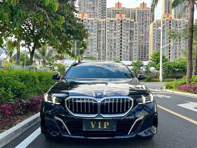 BMW BMW 5 Series 2024 530Li Premium M Sport Package — Фото автомобиля 2
