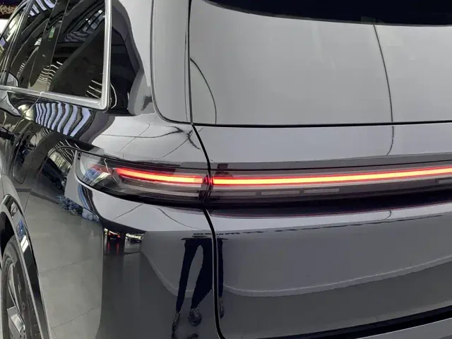 Li Auto L8 — Фото автомобиля 7