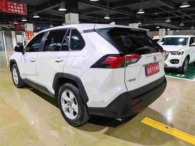 Toyota RAV4 — Фото автомобиля 11