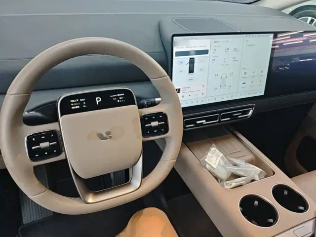 Li Auto MEGA — Фото автомобиля 9