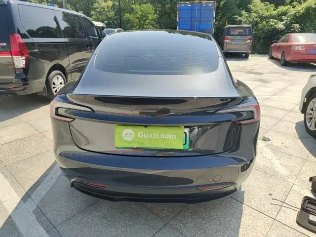 Tesla Model 3 — Фото автомобиля 5