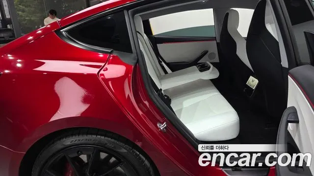 Tesla Model 3 — Фото автомобиля 10