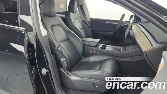 Tesla Model Y — Фото автомобиля 12