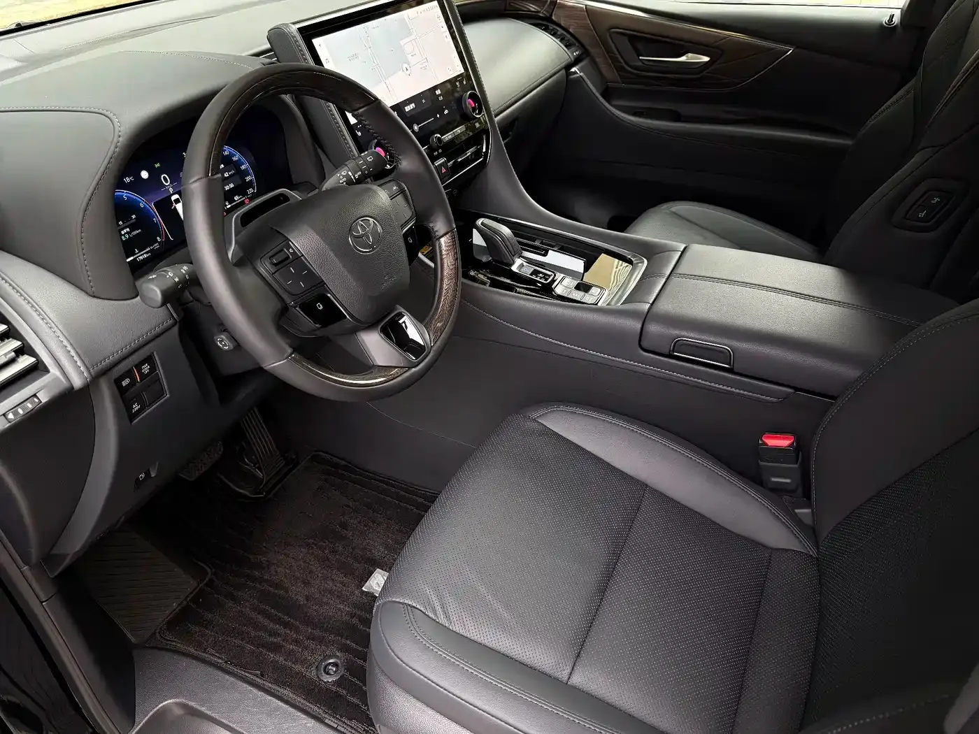 Toyota Alphard 2024 Hybrid 2.5L Ultimate Enjoyment Edition — Фото автомобиля 8