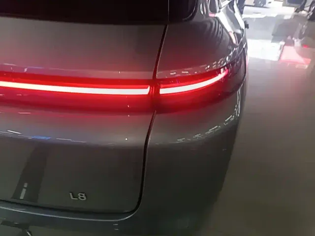 Li Auto L8 — Фото автомобиля 7