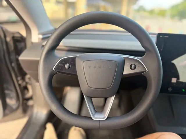 Tesla Model 3 — Фото автомобиля 13