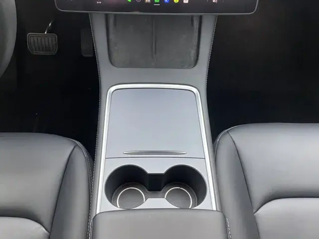 Tesla Model Y — Фото автомобиля 21
