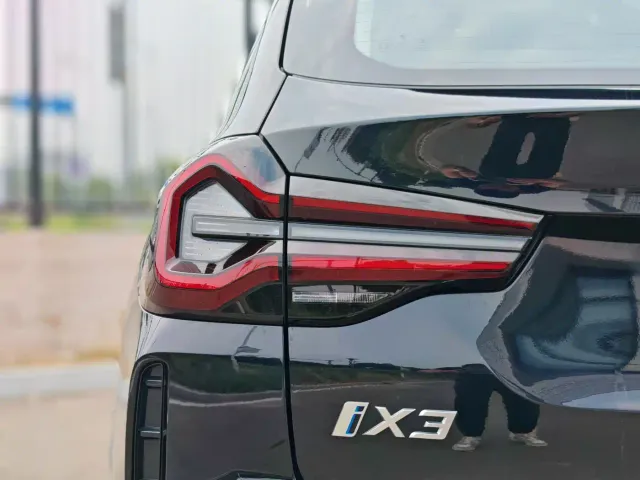 BMW iX3 — Фото автомобиля 9