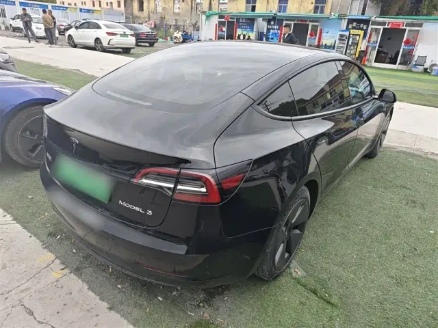 Tesla Model 3 — Фото автомобиля 4