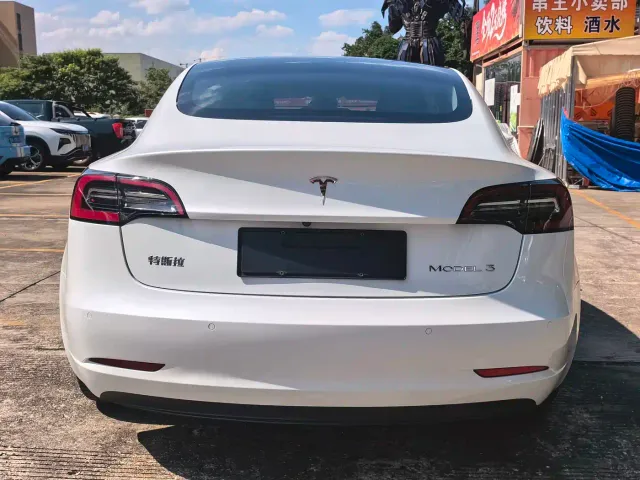 Tesla Model 3 — Фото автомобиля 7