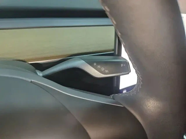 Tesla Model Y — Фото автомобиля 13