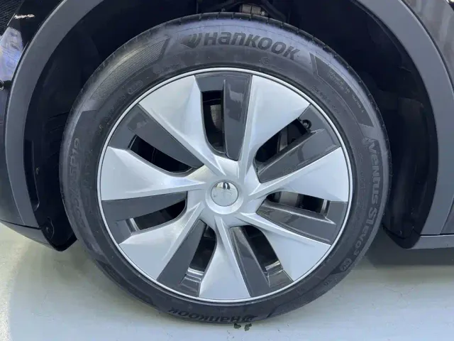 Tesla Model Y — Фото автомобиля 21
