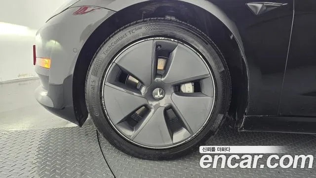 Tesla Model 3 — Фото автомобиля 5
