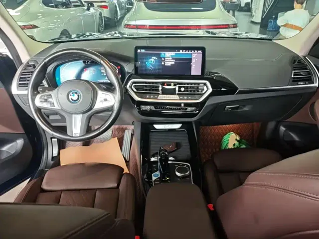 BMW iX3 — Фото автомобиля 9