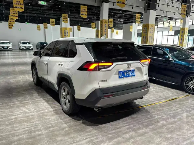 Toyota RAV4 — Фото автомобиля 4