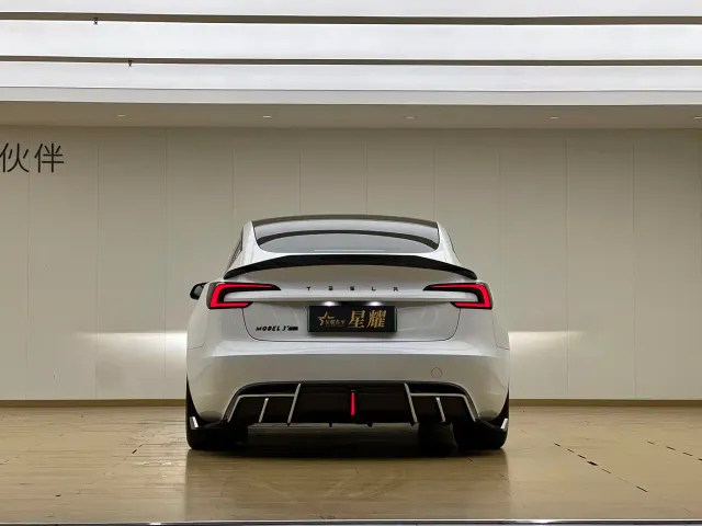 Tesla Model 3 — Фото автомобиля 20