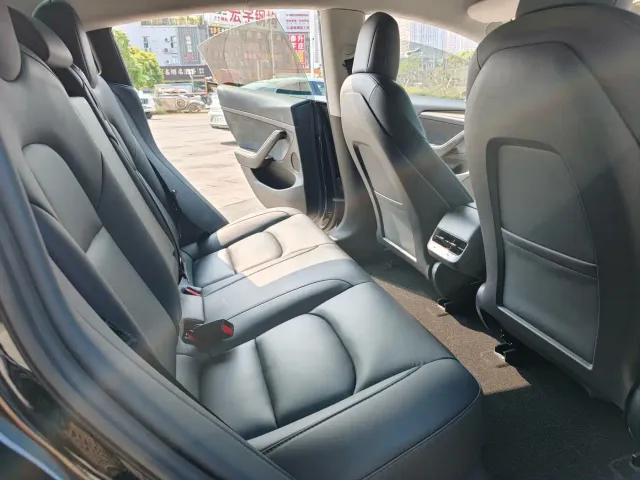 Tesla Model 3 — Фото автомобиля 12