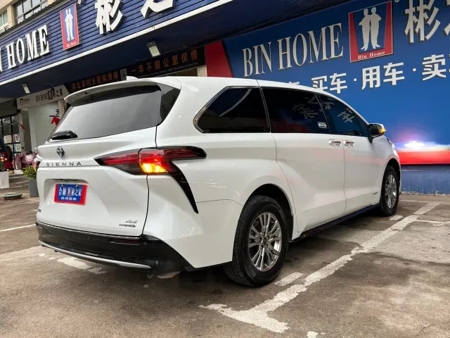 Toyota Sienna — Фото автомобиля 16