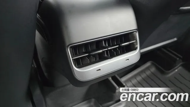 Tesla Model Y — Фото автомобиля 22