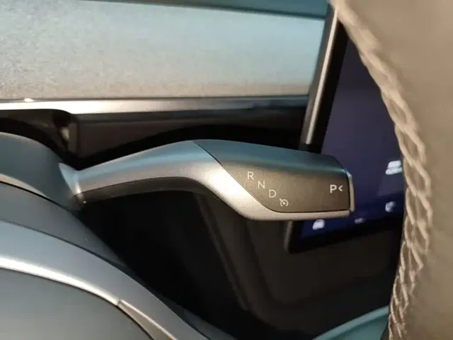 Tesla Model Y — Фото автомобиля 13