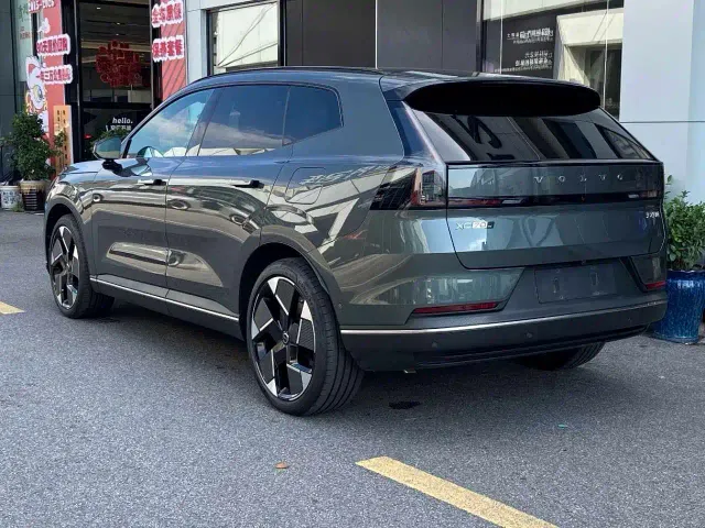 Volvo XC70 Plug-in Hybrid — Фото автомобиля 3