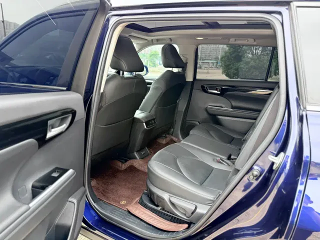 Toyota Highlander — Фото автомобиля 10