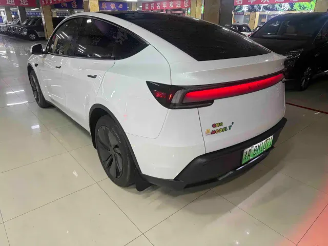 Tesla Model Y — Фото автомобиля 8