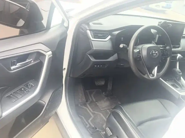 Toyota RAV4 — Фото автомобиля 15