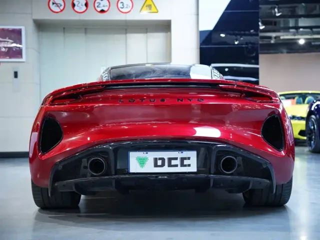 Lotus Emira — Фото автомобиля 4
