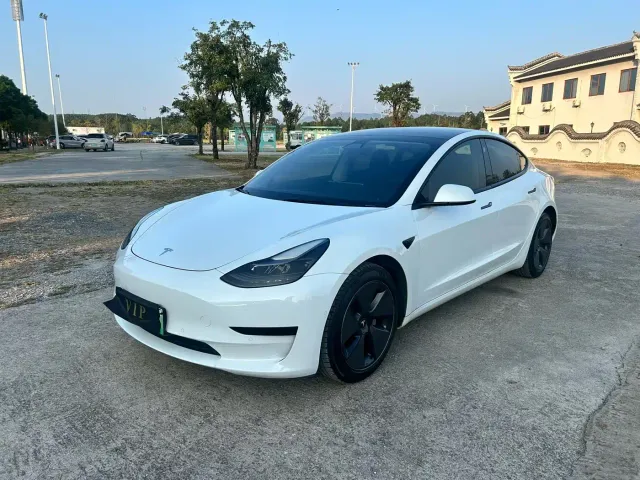 Tesla Model 3 — Фото автомобиля 3