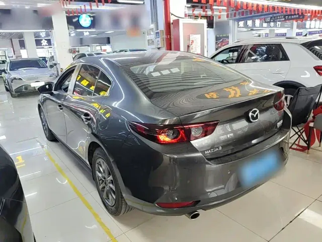 Mazda Axela — Фото автомобиля 4