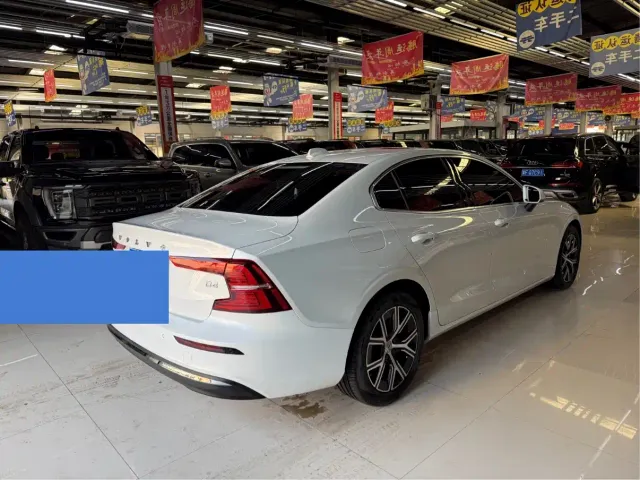 Volvo S60 — Фото автомобиля 4