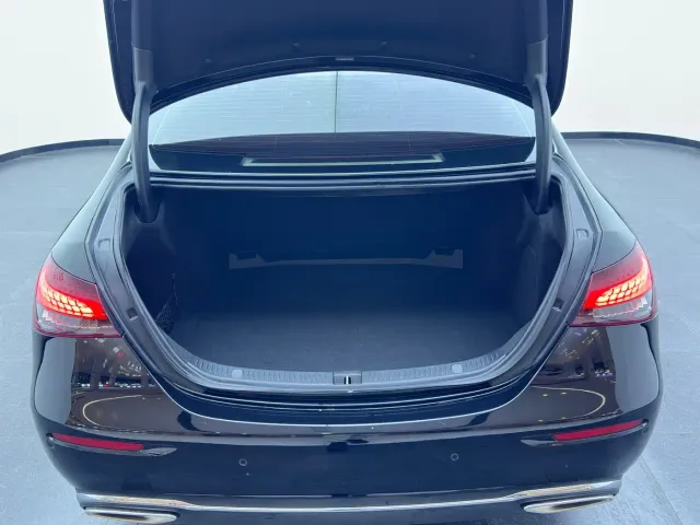 Mercedes-Benz E-Class — Фото автомобиля 18