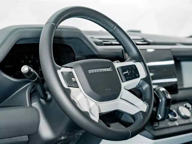 Land Rover Defender — Фото автомобиля 12