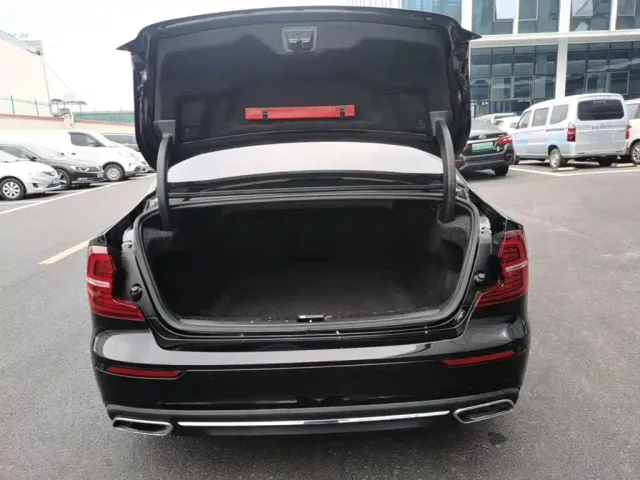 Volvo S60 — Фото автомобиля 18