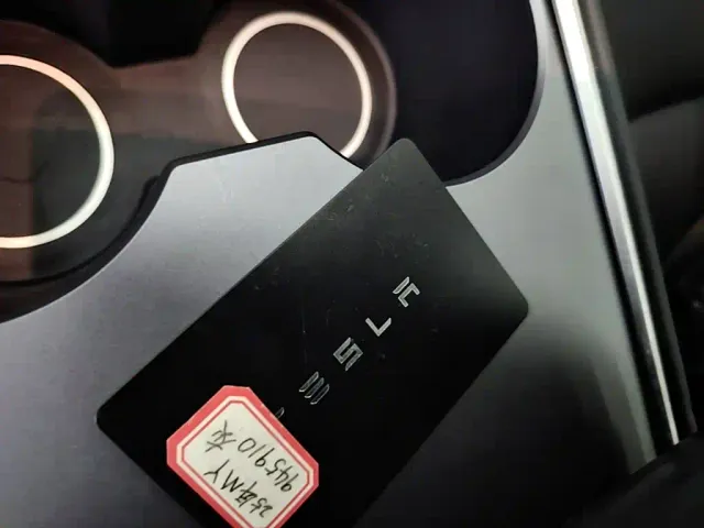 Tesla Model Y — Фото автомобиля 8