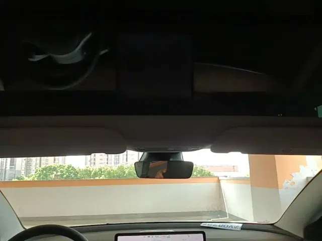 Tesla Model 3 — Фото автомобиля 17