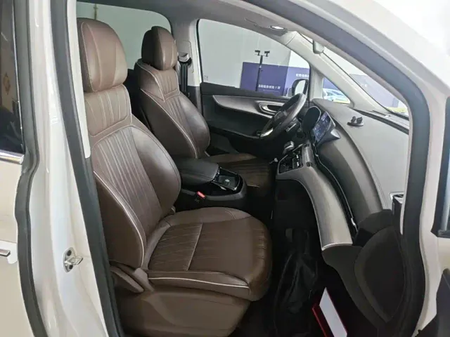 Roewe iMAX8 — Фото автомобиля 24