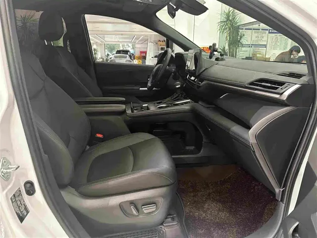 Toyota Sienna — Фото автомобиля 15