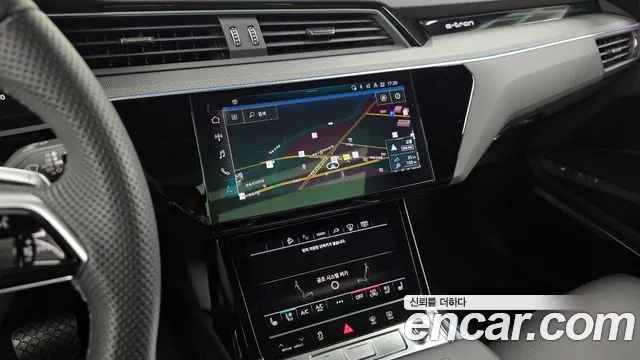 Audi e-tron — Фото автомобиля 14